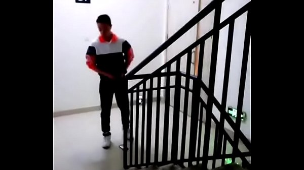 ra cầu thang có người bú cu rồi chịch, best gay porn Asian