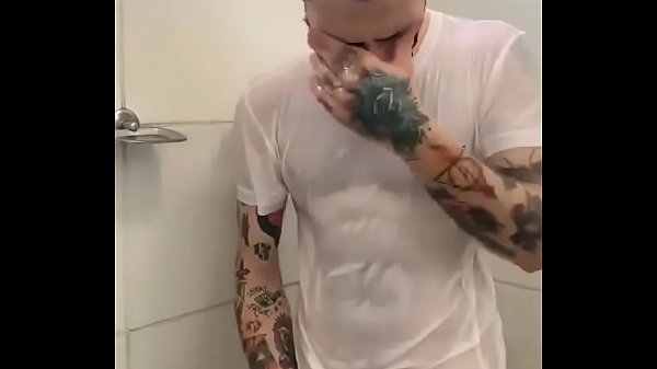 Macho roludo mostrando que não é brinquedo