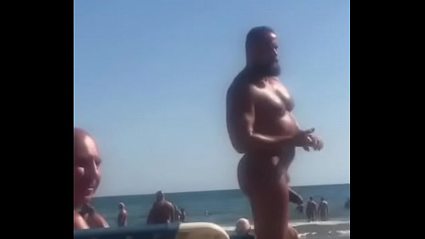 Mega vergota en playa nudista.