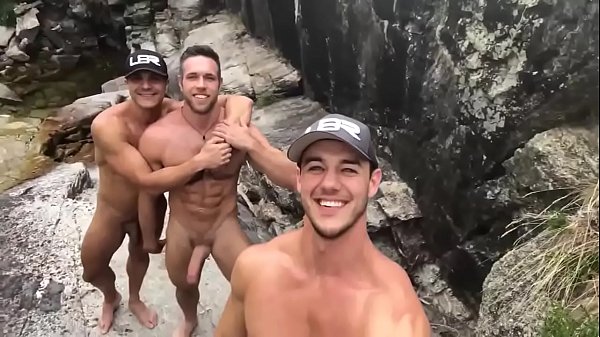 Pirocudos Pelados na Cachoeira