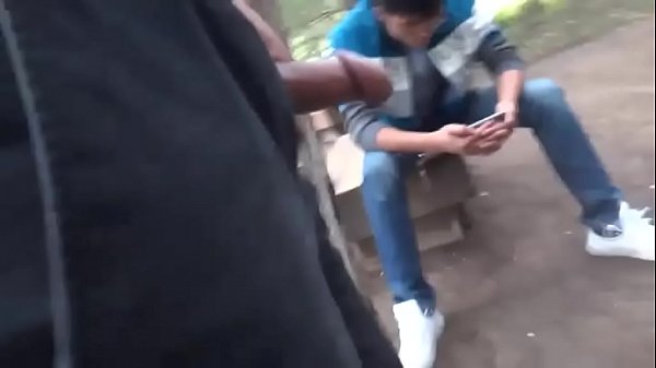 百叔公园勾搭条纹衫小伙, young Asian gay