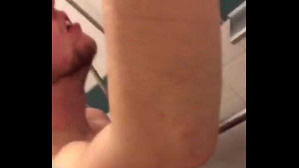 Flagrou o amigo batendo punheta no banho