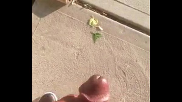 Negão roludo gozando na rua