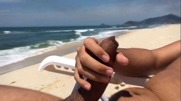 Roludo da Barra ficou cheio de tesão na praia