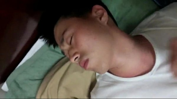 thằng bạn ngủ mê tới nỗi chọt cây vào lỗ tiểu vẫn k hay, Asian straight gay porn