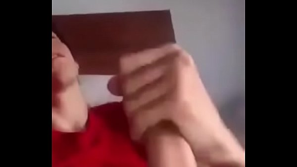 Adolescente masturbandose hasta venirse.