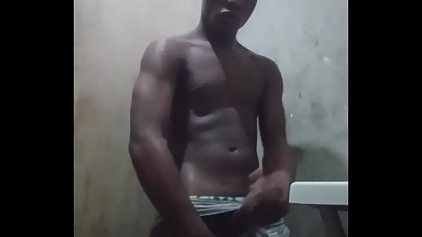 Cafuçu punhetando no banho