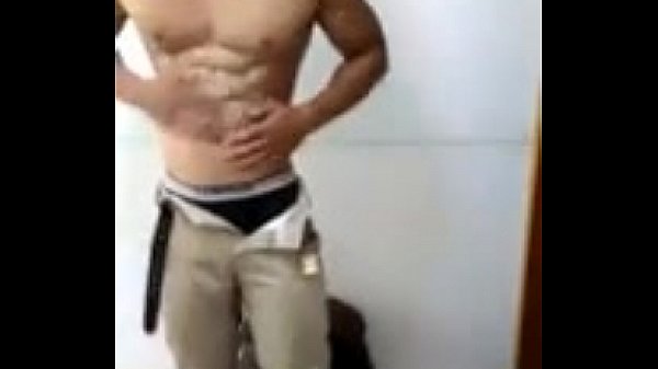 Chinese guy oils and flexes his muscular body, Asian gay tube