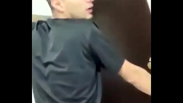 Comendo meu primo no banheiro