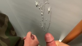 公衆トイレでDKがオナニー見せ合いながら射精