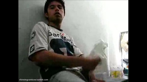 Gay mexicano mastrubandose la verga a escondidas