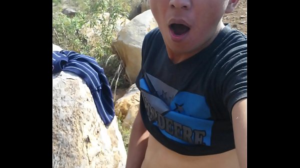 Guatemalteco caliente, sexy y borracho masturbandose en la calle