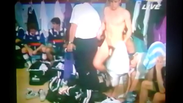 Jogador pelado no vestiário ao vivo na TV