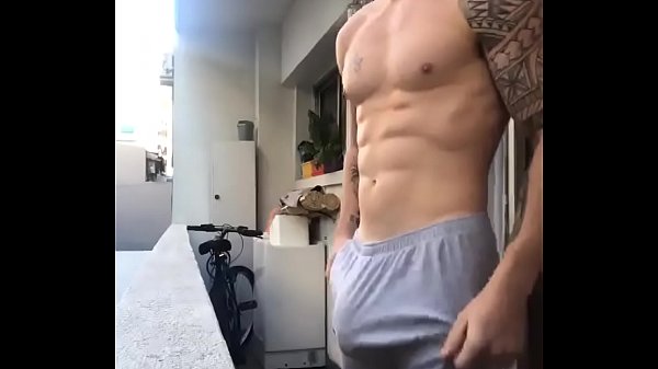 Marrento safado batendo uma na sacada