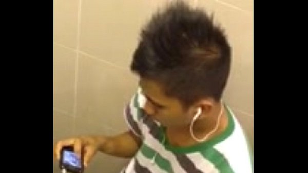 Pendejo rico se pajea hasta acabar espiado