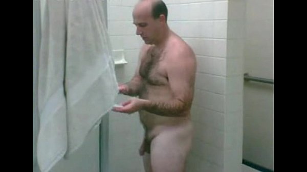 40tão careca tomando banho