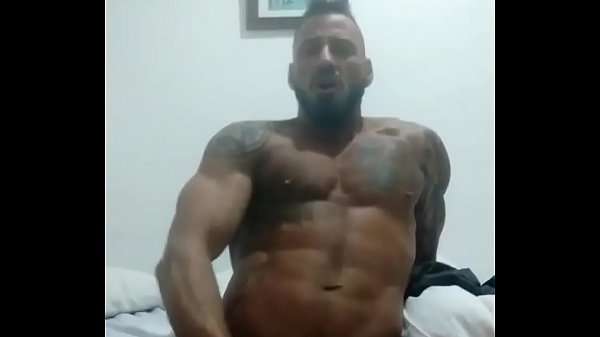 Antonio Miracle batendo uma punheta