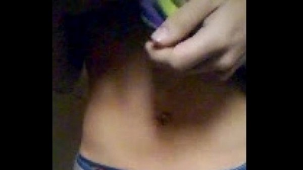 chico gay masturbándose en su casa