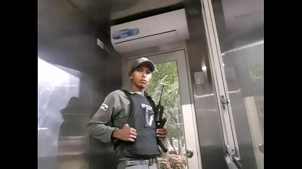 Guardia se excita enseña su polla