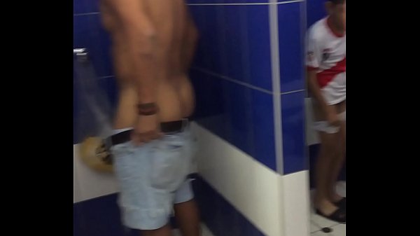 Peruanos cambiandose ….. spy vestuarios