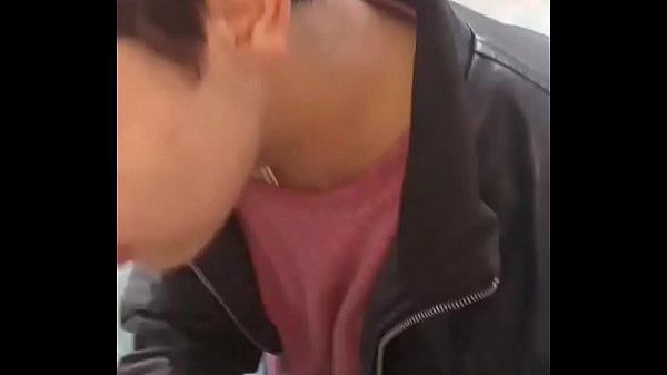 Petero sigue chupando pija