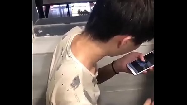 Quay lén trai thẳng sục cặc trong WC