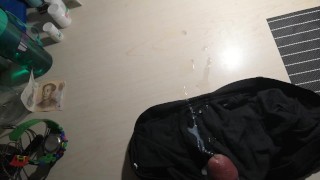 宿舍好不容易一个人 想要射到内裤上 md都射到墙上了 射一半舍友回来了  连续射精 第三天