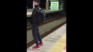 男子高校生　立ちション　駅ホームにて