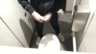 駅のトイレにて