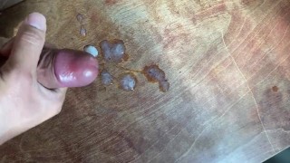 男子　高校生　教室でJKの机に射精　ぶっかけ