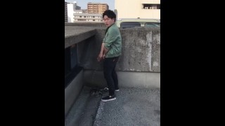 男子大学生　屋上で立ちション