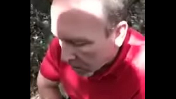 Dos maduros haciendo cruising en el bosque