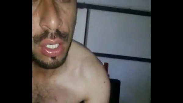 Mamando verga de hetero mientras su esposa se baña