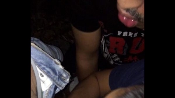Outdoor de noche en un parque, mamando verga a un extraño