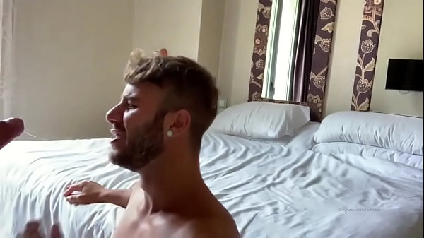 PAIZAO ALARGANDO O RABO DO FILHAO NO PELO E TERMINANDO A FODELANCIA NO CHUVEIRO, mature gay Bareback