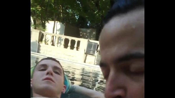 Chupando o namorado no banheiro escondido