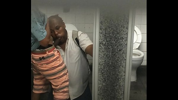 GORDO CHUPA O NEGO VÉI NA ESTAÇÃO DE SALVADOR