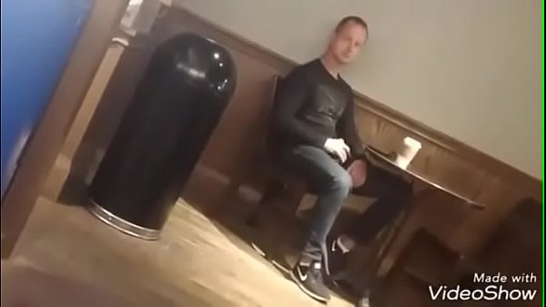 sexy maduros se masturba en un  coffee break en publico