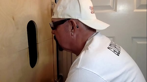 Amateur gets sucked at glory hole