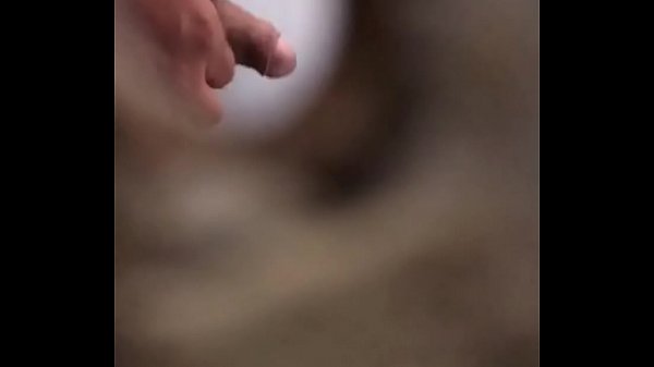 Espiando o Novinho pelo Buraco no Banheiro