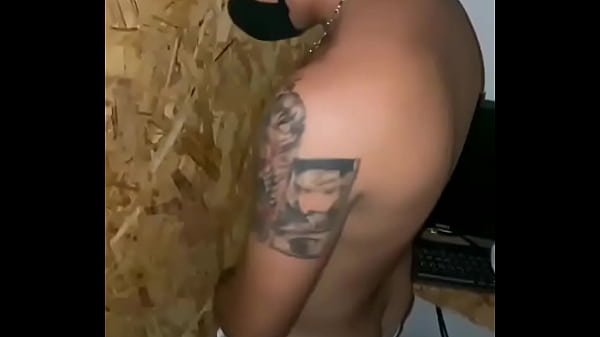 Latino vergon va a un glory hole, se excita saca su verga y  lo ordeñan