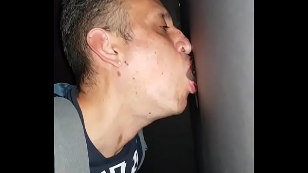 Le mamo la verga hasta sacarle la leche.