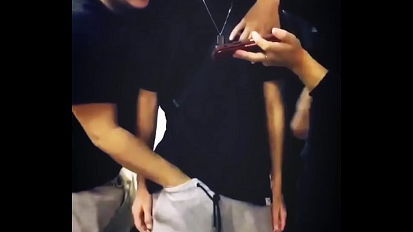 Pegando no pau  do novinho japa dotado