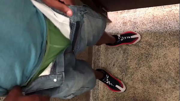 Punheta no banheirão