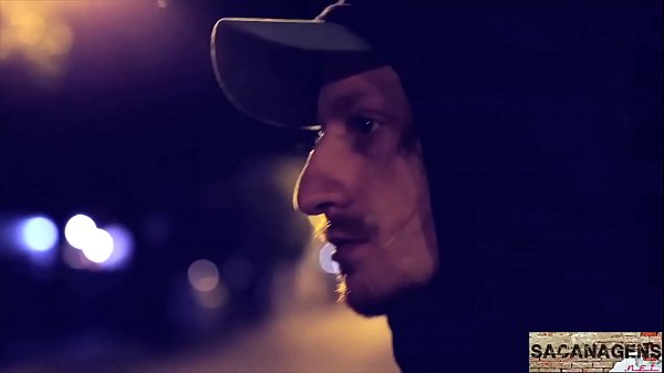 RUIVO TARADO BATE PUNHETA NO BANHEIRO DA FESTA E ACABA GANHANDO BOQUETE DE ESTRANHO