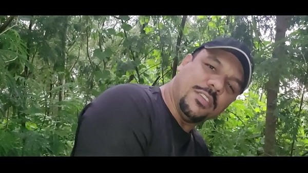 COMENDO O PUTO CASADO NO MEIO DO MATO