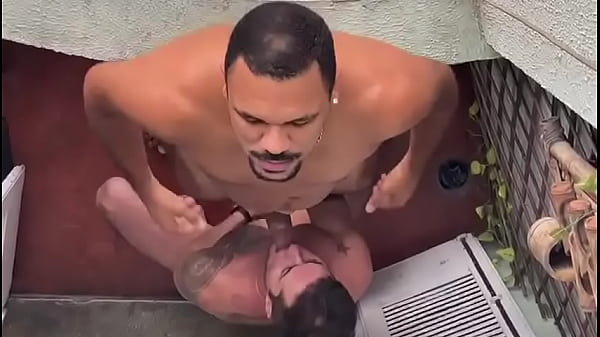 Ogro fodeu seu sobrinho na sacada