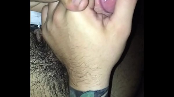 Utilizó la mano de mi amigo Hetero de chihuahua para hacerme la paja