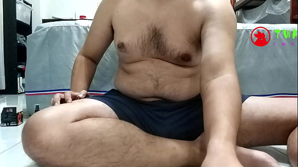 Taiwan daddy play his ass by finger