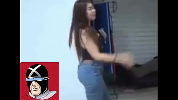 Farvally mostrando su culazo y tetas